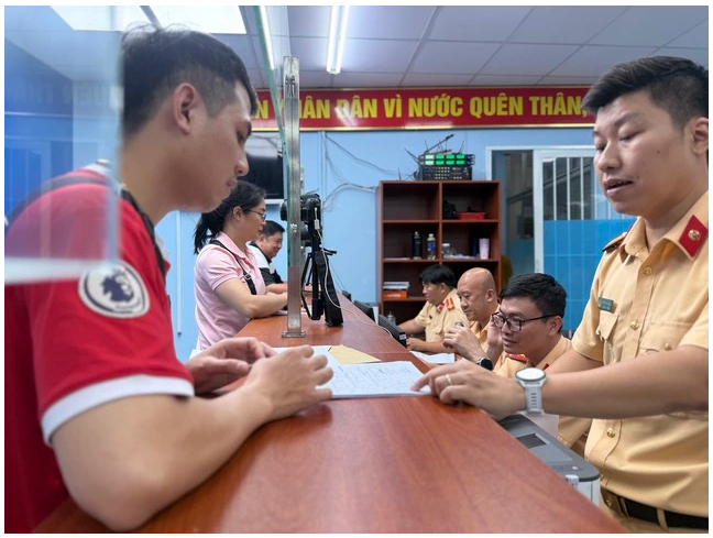 CSGT nêu 6 lý do cần đổi bằng lái xe giấy sang thẻ nhựa PET