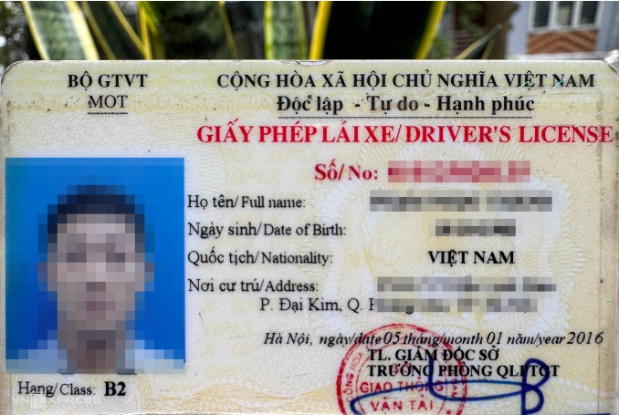 Công an khuyến khích người dân đổi bằng lái giấy sang thẻ nhựa PET